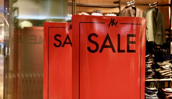 En skylt med texten Sale (på svenska rea) utanför en klädaffär.