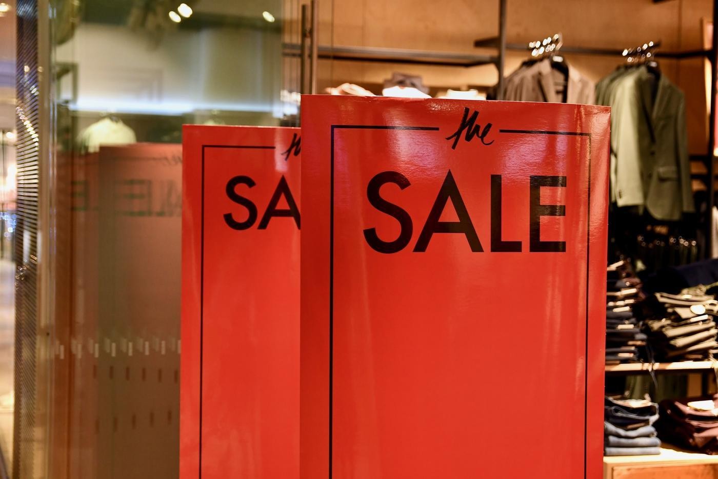 En skylt med texten Sale (på svenska rea) utanför en klädaffär.