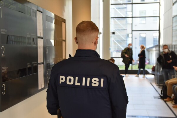 En polis med ryggen till
