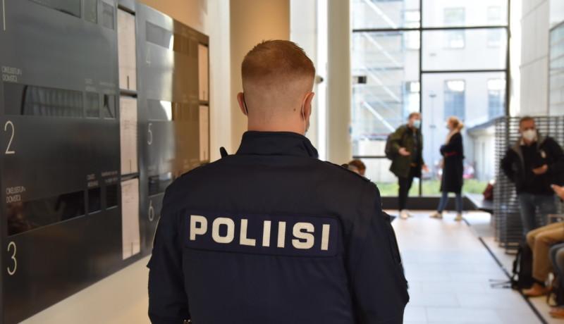 En polis med ryggen till