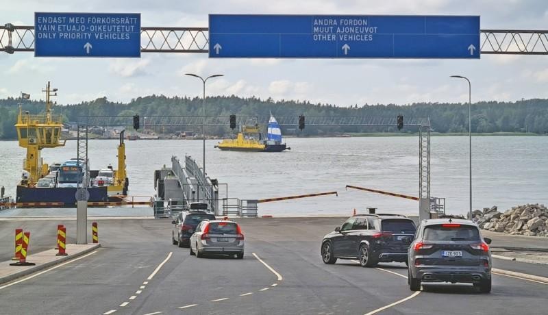 Bilar väntar på färja