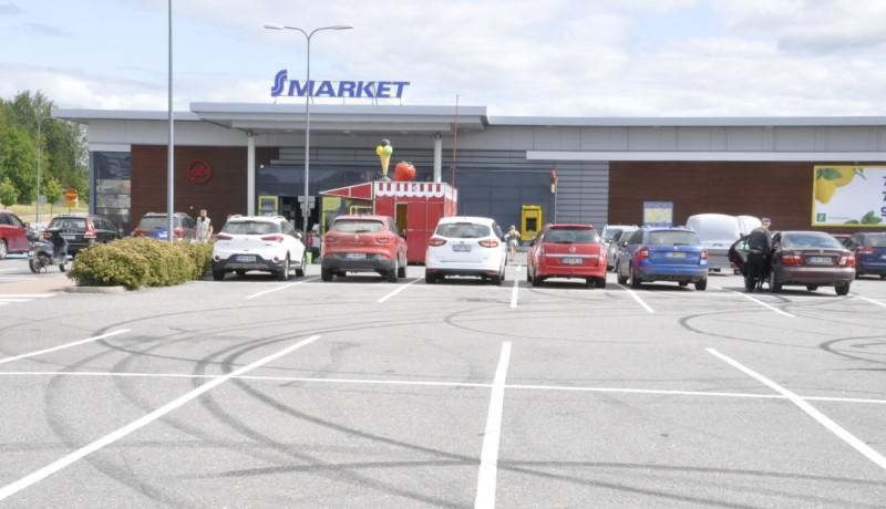 större parkeringsplats med märken efter sladdande bil.