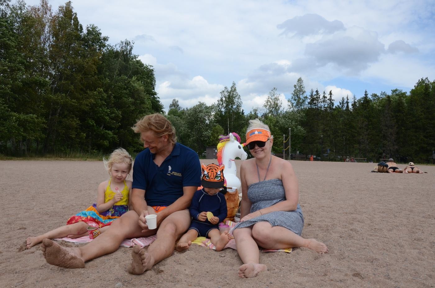 familj på strand