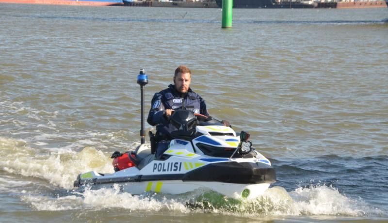 polis på vattenskoter