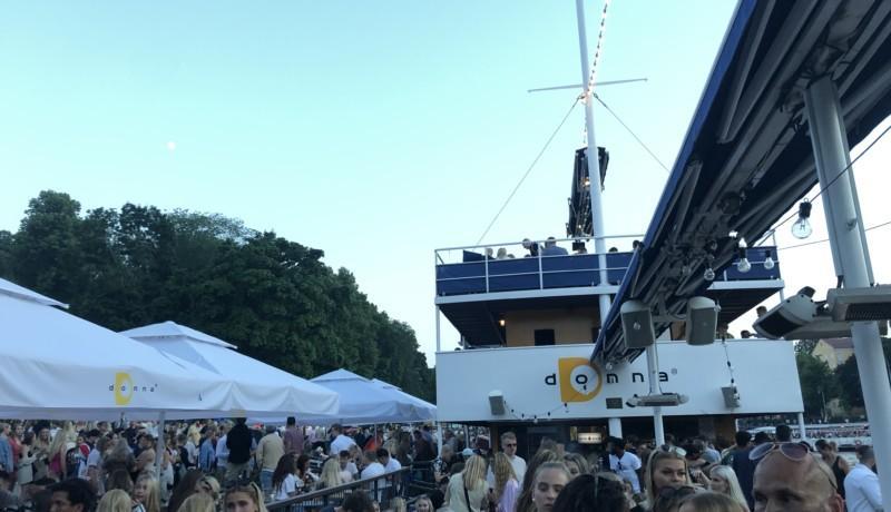 uteservering full av människor
