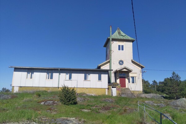 En vitt hus som varit lotsstation