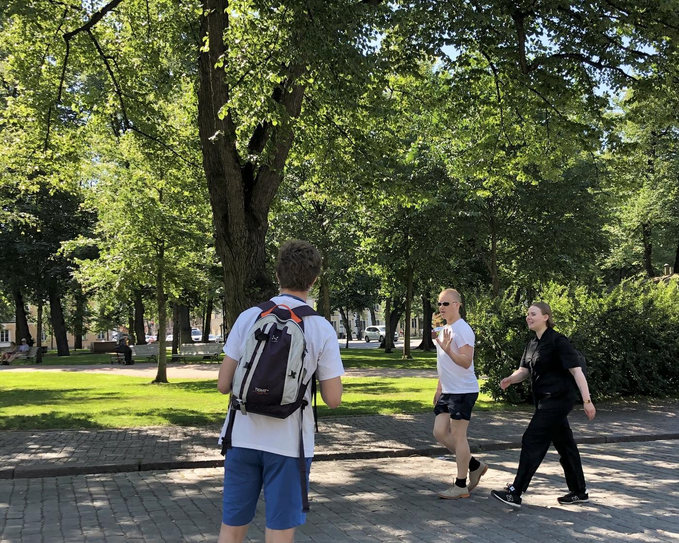 fejssare och två förbipasserande
