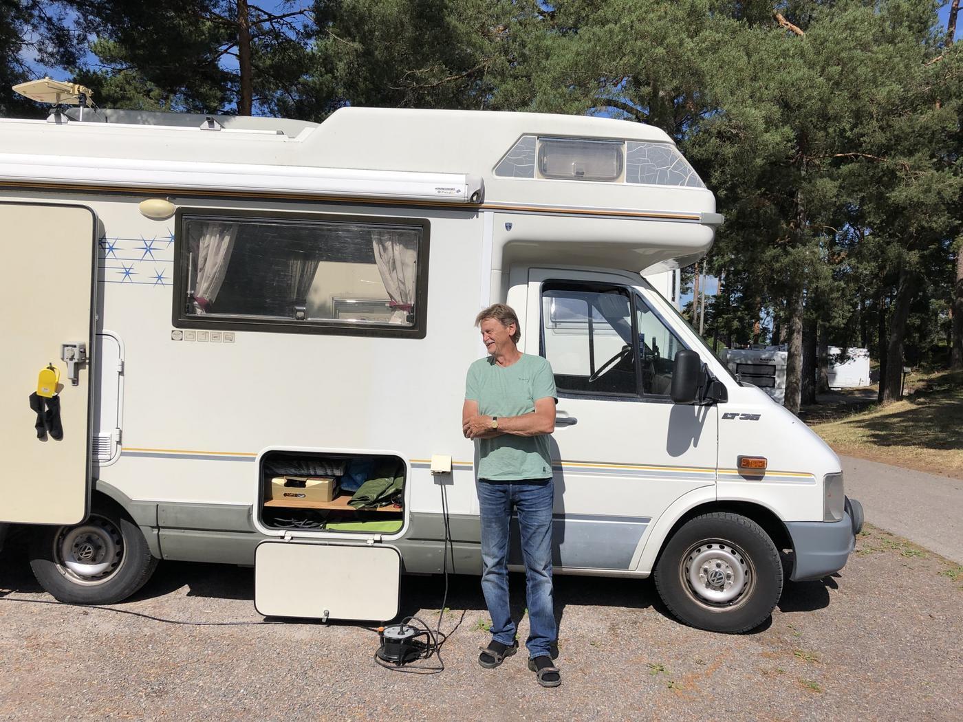 man framför husbil