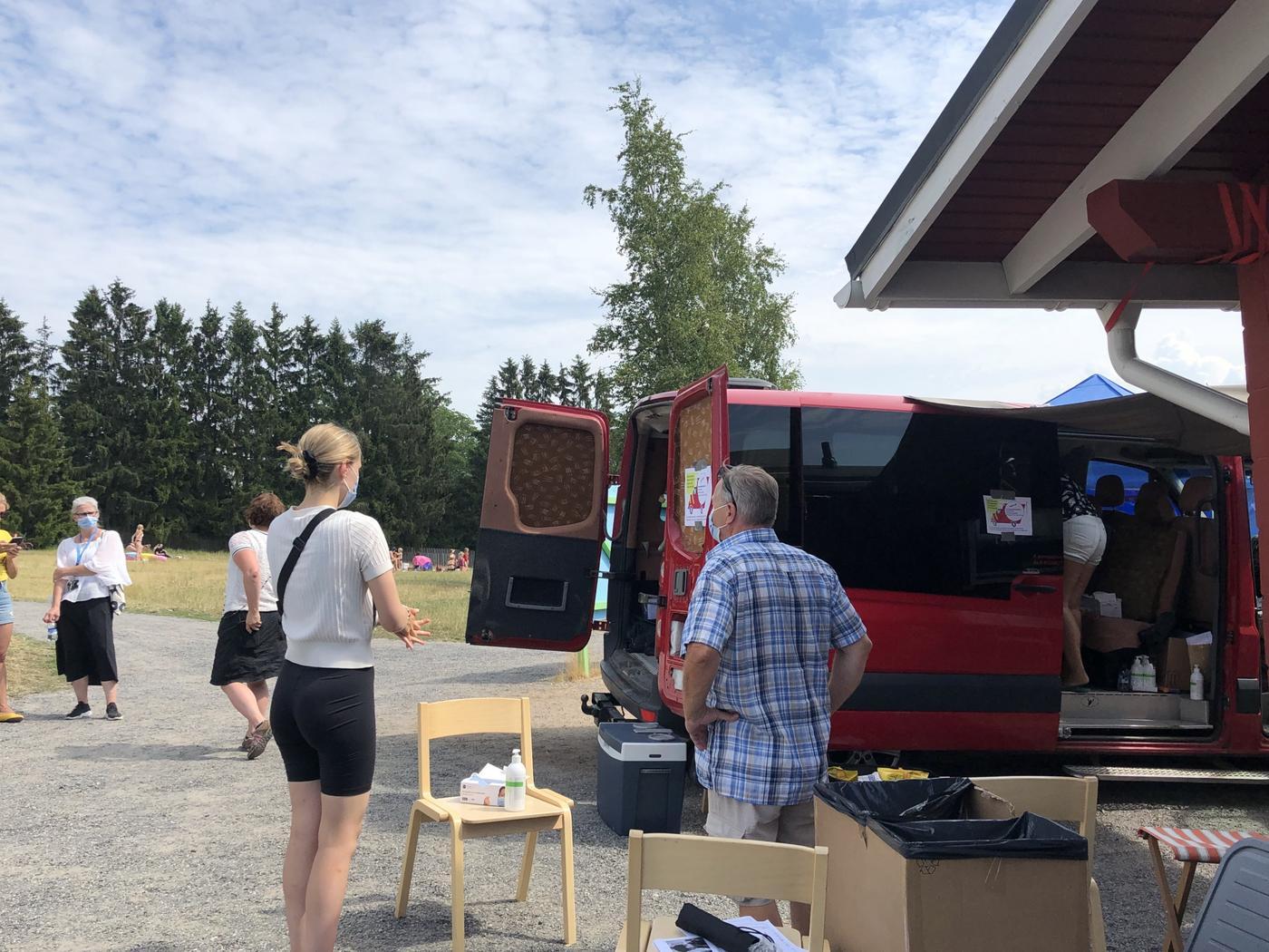 två personer utanför paketbil