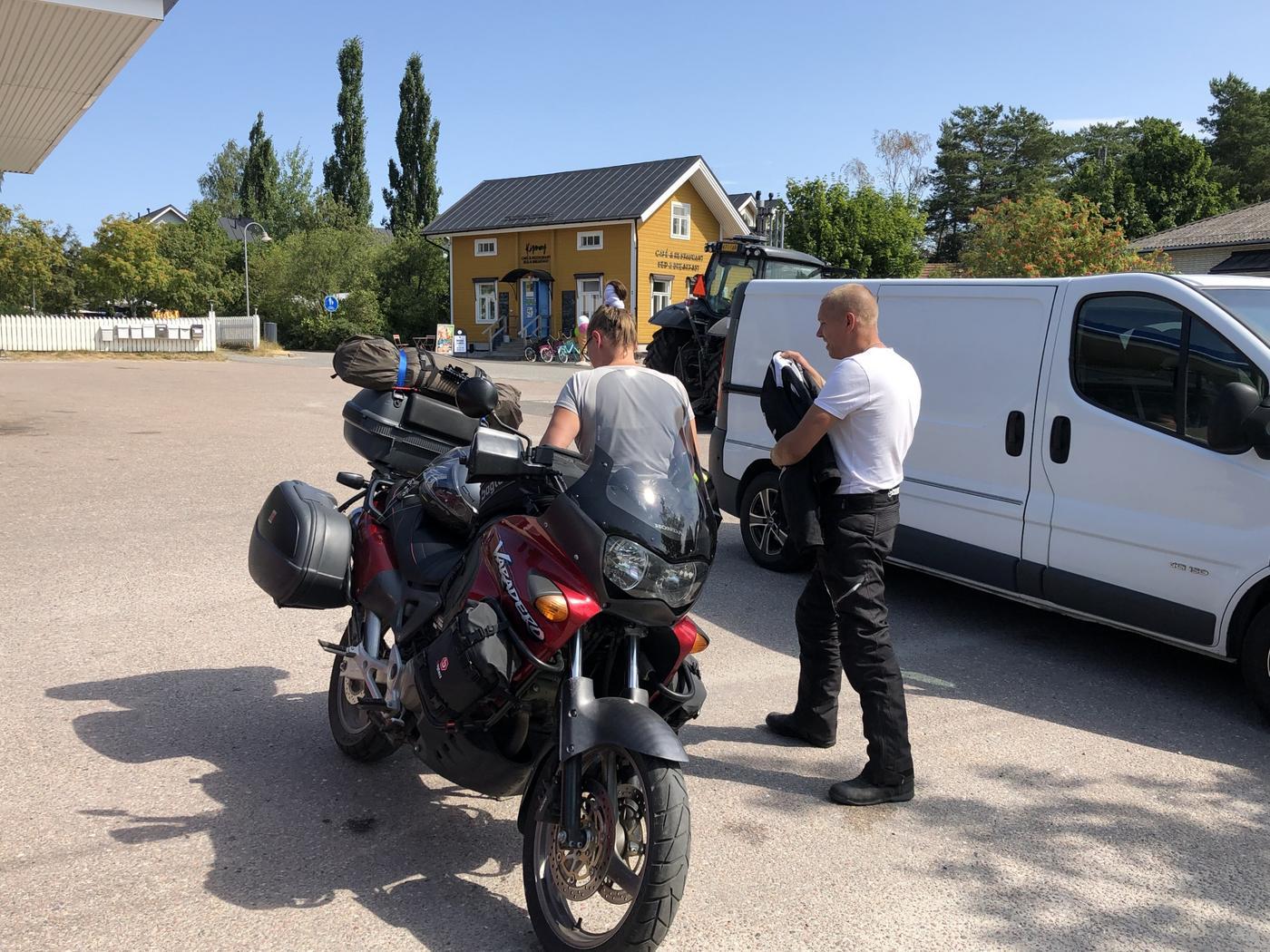 ett par och en motorcykel