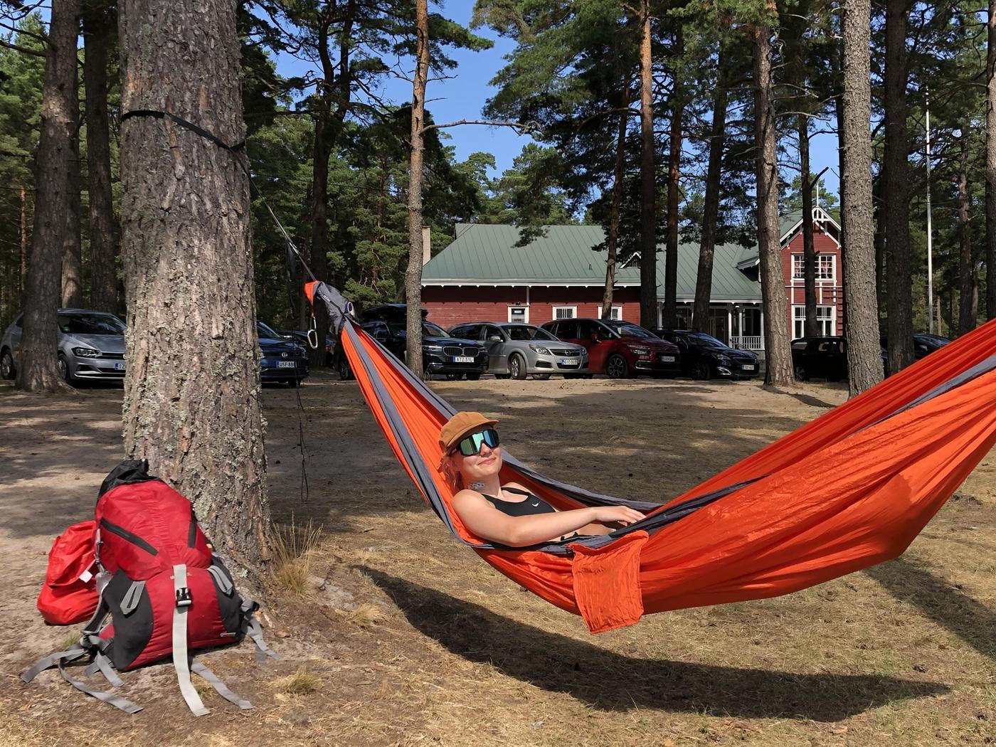 ung kvinna i hängmatta
