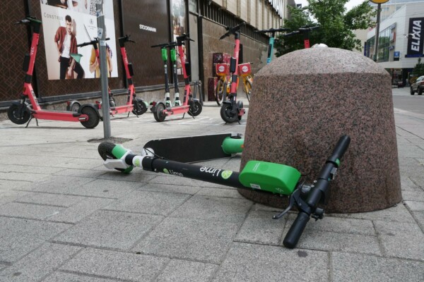 Några elsparkcyklar varav en har fallit.