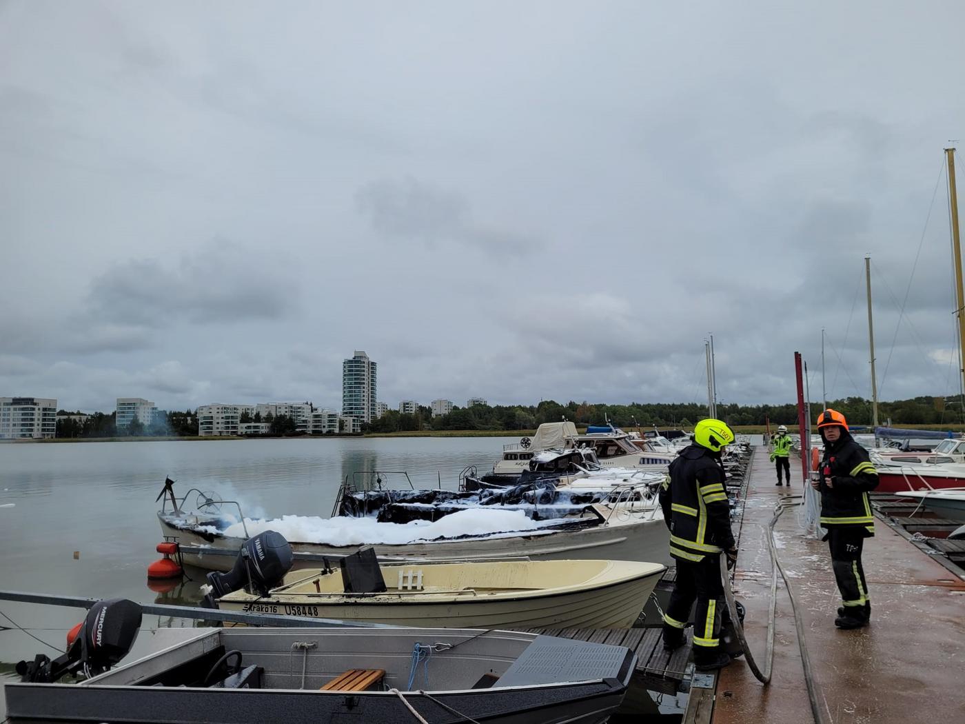 Båtar som brunnit vid en brygga.