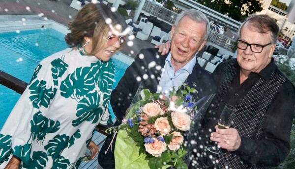 tre personer och champagne