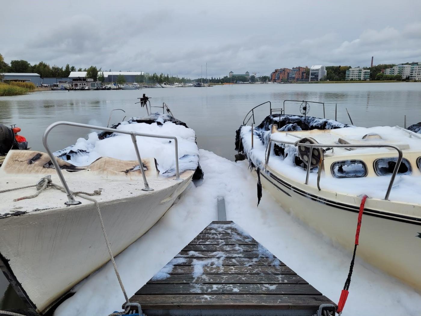 Båtar med mycket skum vid en brygga.