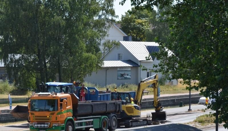 en lastbil och grävmaskin