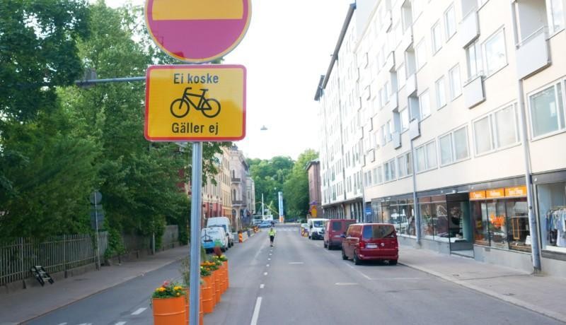 tom gata. i förgrunden trafikmärke som förbjuder motortrafik.