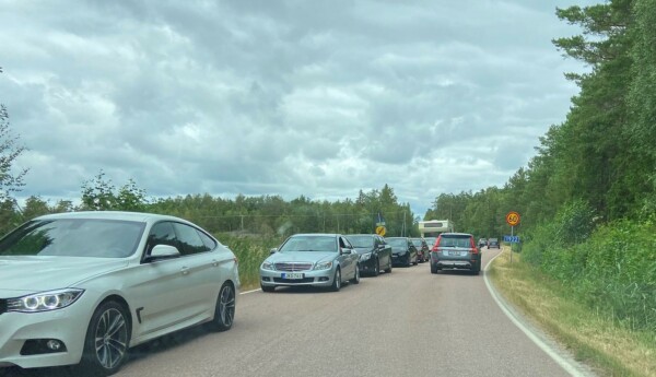 en bilkö vid ett färjläge