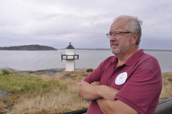 en man tittar ut över havet