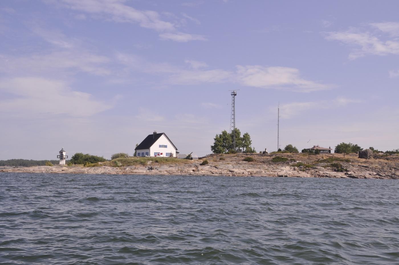 ett vitt hus på en ö