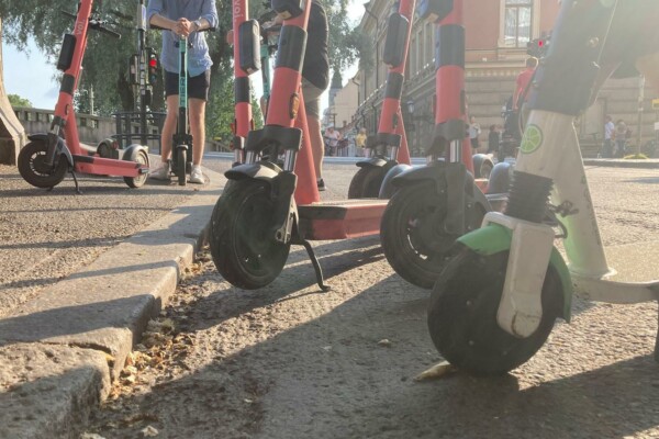Elsparkcyklar på en gata.