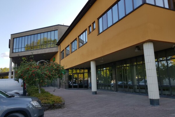 gult rappat hus fotat nedifrån