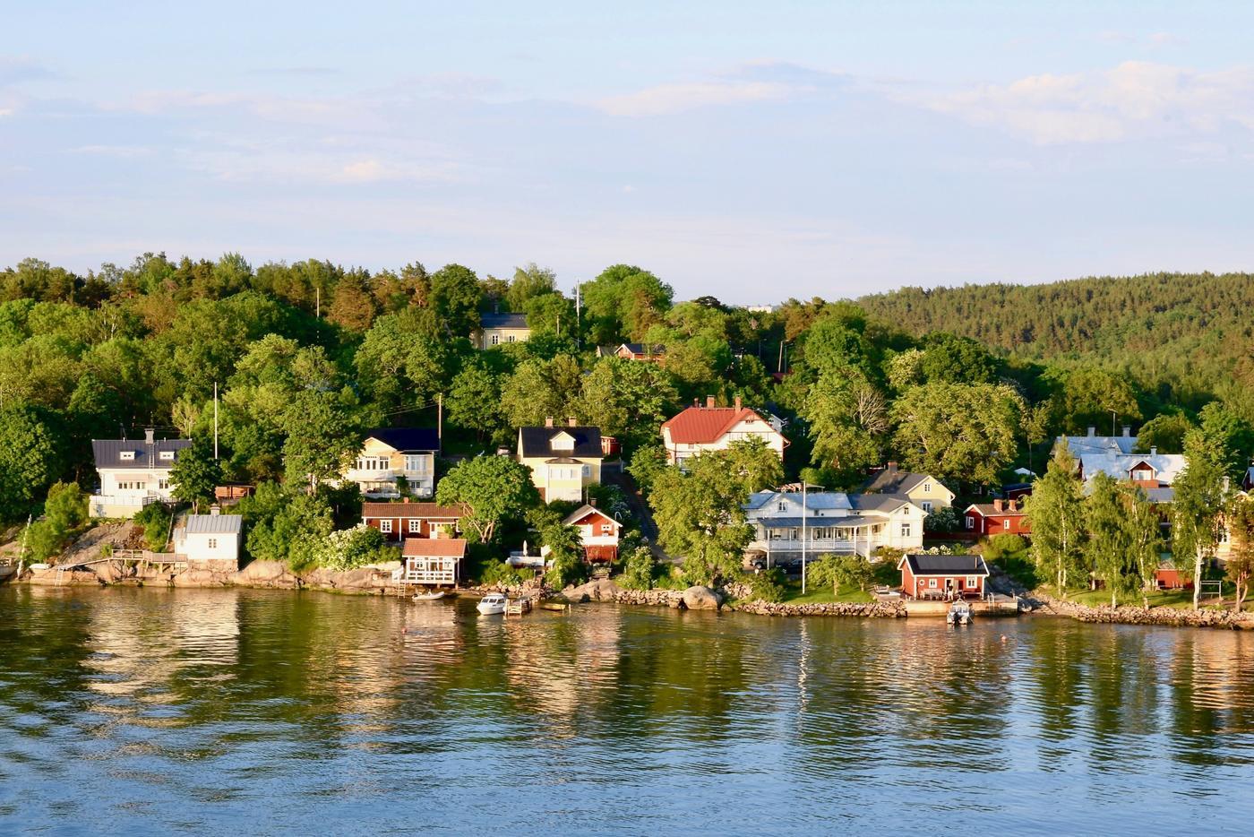 en holme med massa stugor