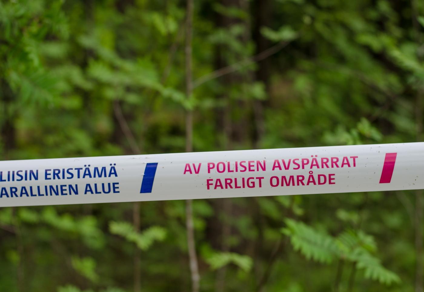 Ett band som polisen spärrat av ett område med.