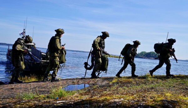 militärklädda personer på en ö i skärgården