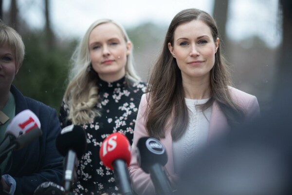 Tre kvinnor med mikrofoner framför sig.