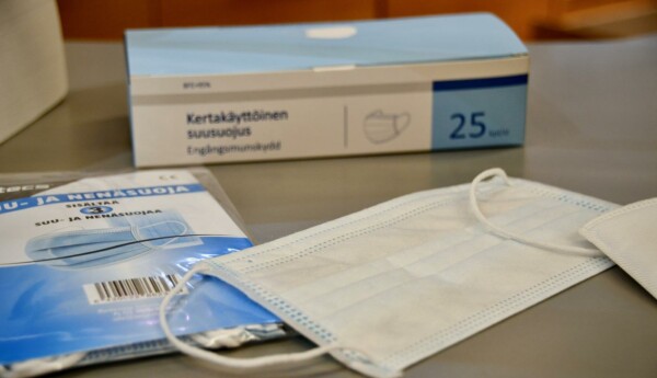 Paket med munskydd på ett bord.