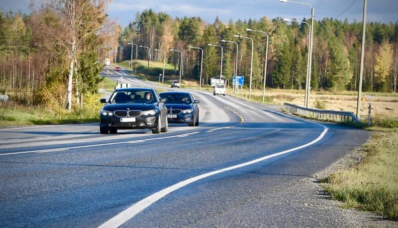 Bilar p en väg.