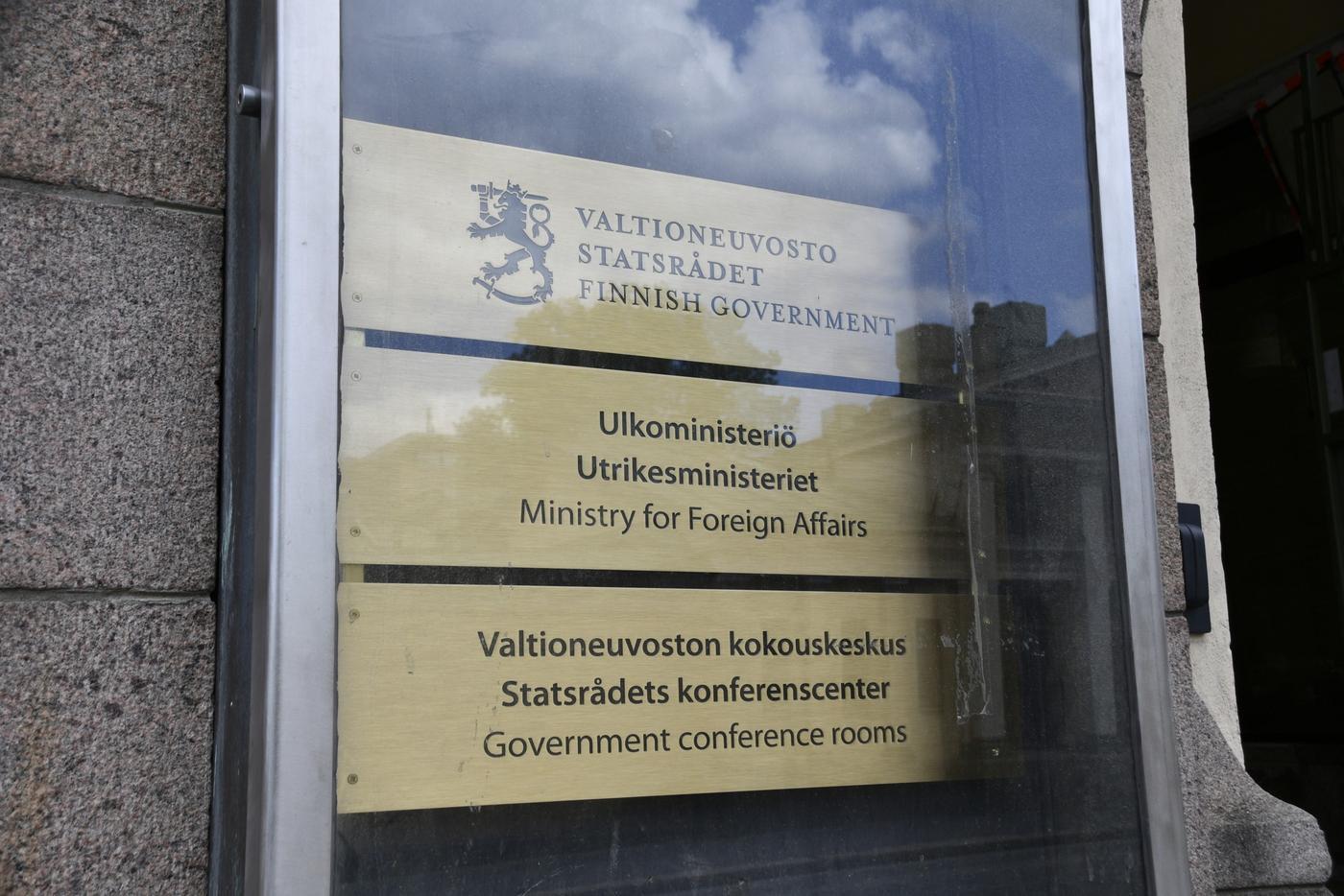 En skylt som det står bland annat Utrikesministeriet på.