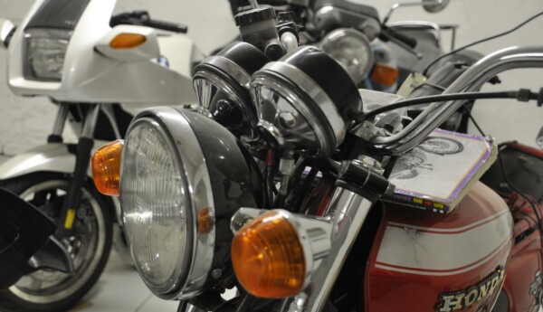 Mindre motorcykel - närbild av frampartiet