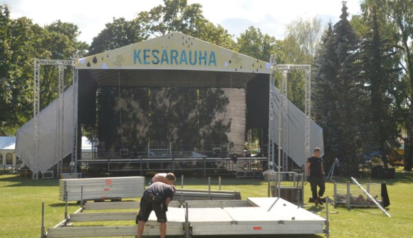 en festivalscen byggs upp