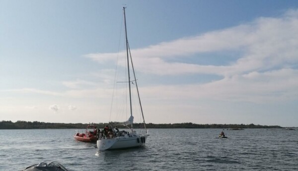 Segelbåt och räddningsenhetr.