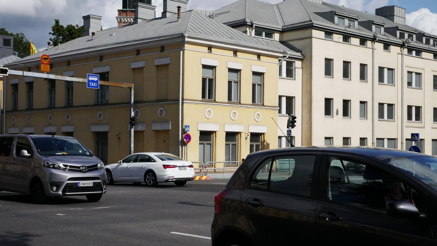 bilar kör på en väg