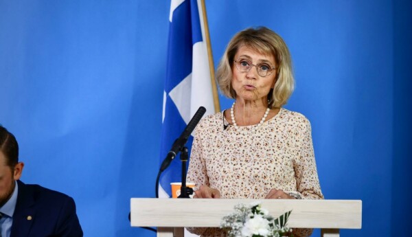 en kvinna står i en talar stol