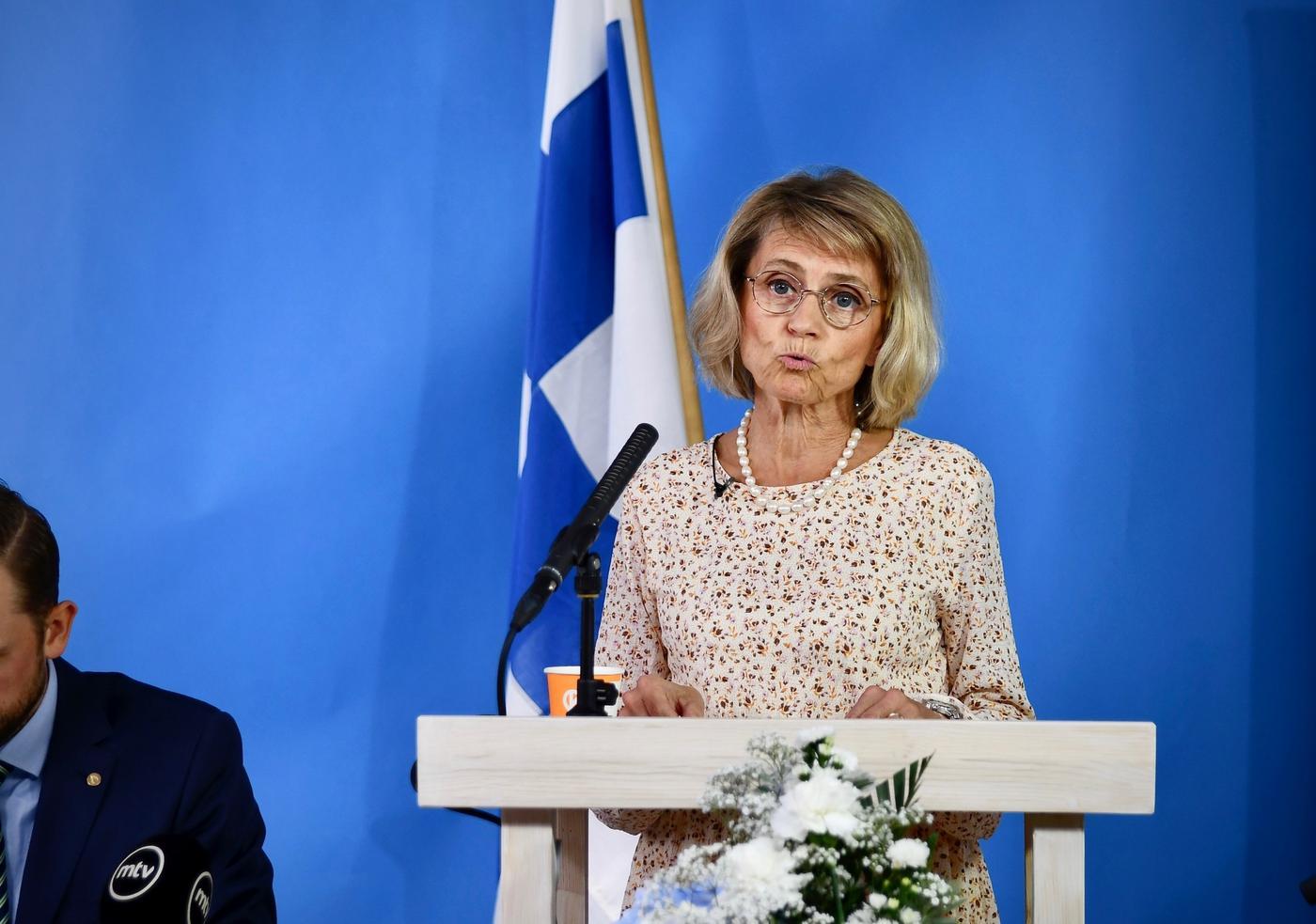 en kvinna står i en talar stol
