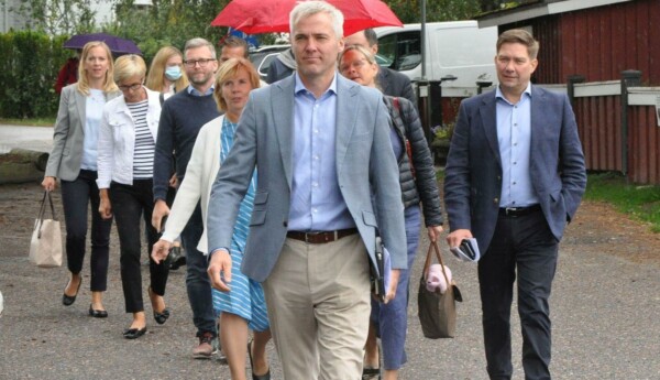 SFP-politiker spatserar i grupp