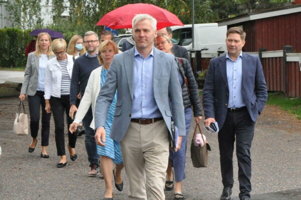 SFP-politiker spatserar i grupp