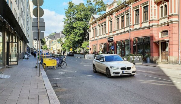 En vit BMW som kör på Kristinegatan.