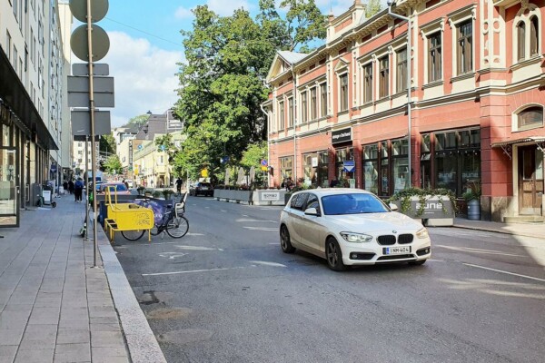 En vit BMW som kör på Kristinegatan.