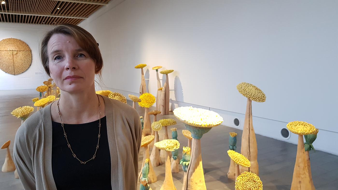 Kvinna vid konstinstallation