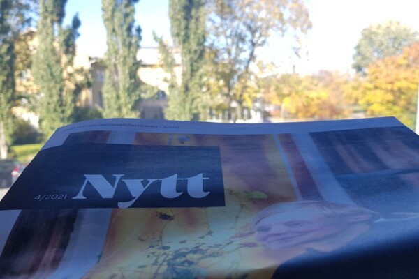 en tidning och en byggnad