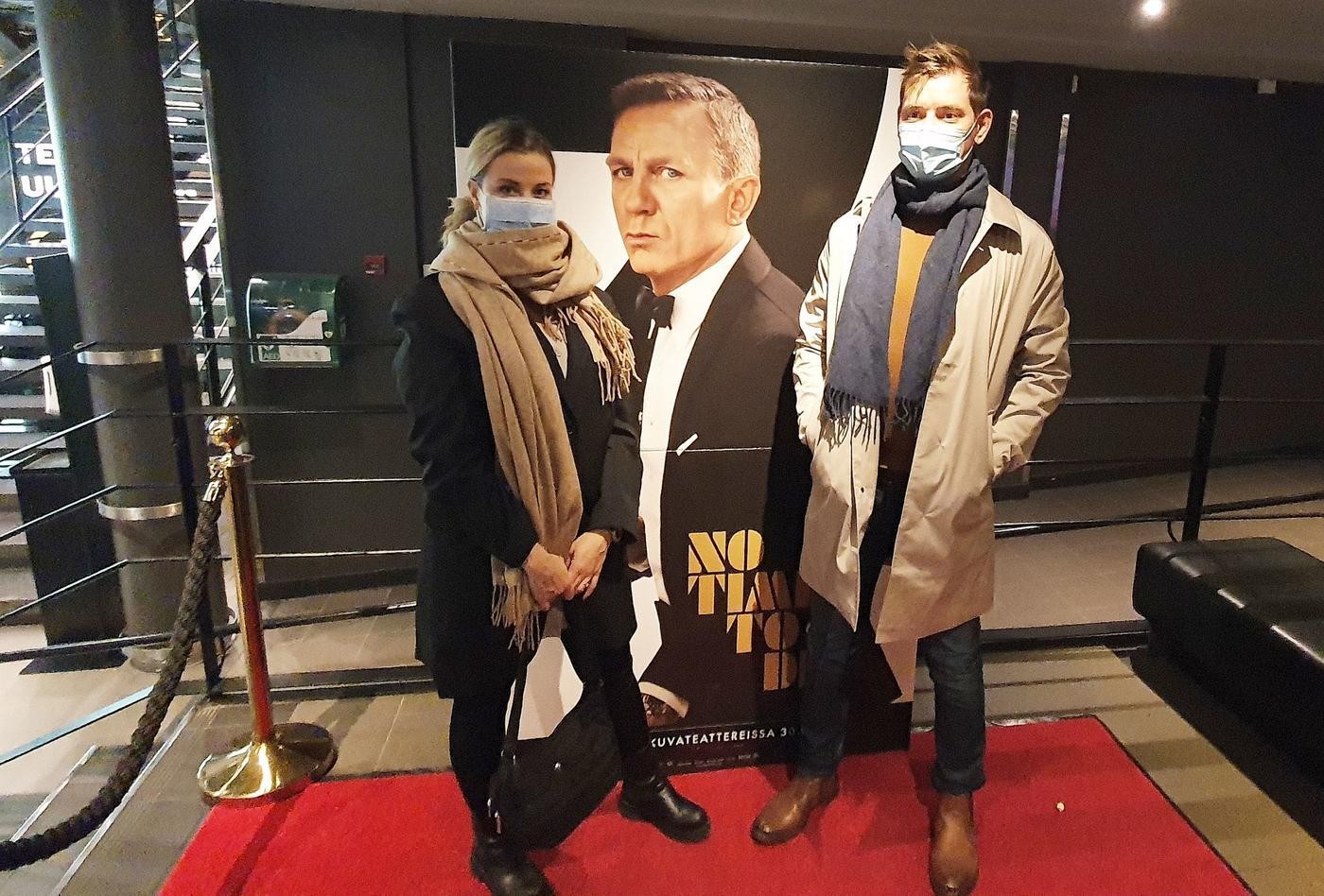 Aro och Salminen framför en pappreklam för James Bond-filmen.