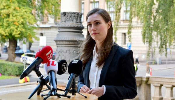 Kvinna vid mikrofoner