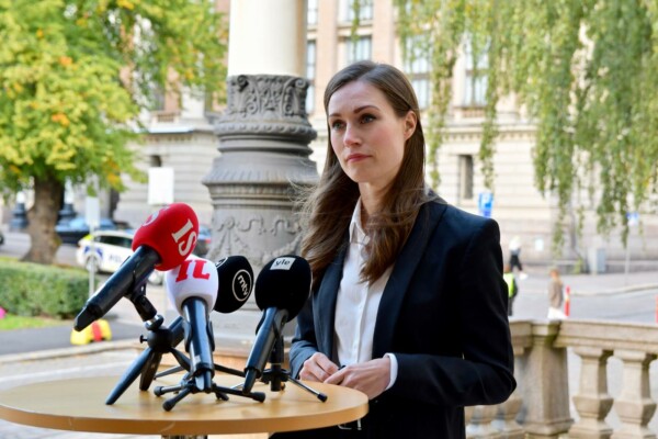 Kvinna vid mikrofoner