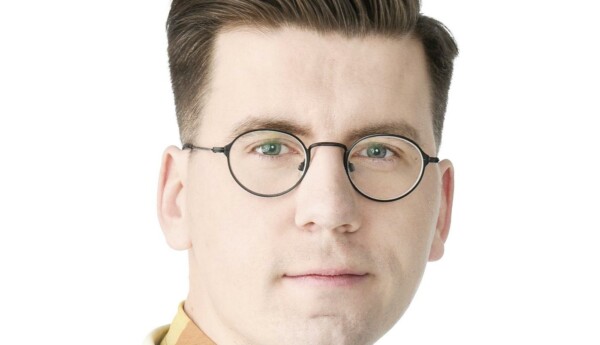 En man med glasögon