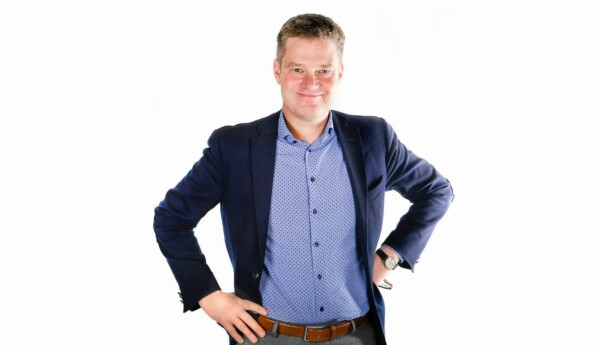 En man står med händerna i sidorna